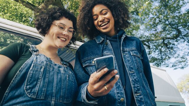 Young adults - Girls looking at mobile - small